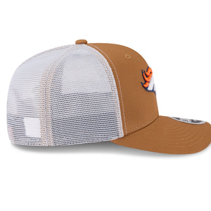 Neue Era Denver Broncos 9SEVENTY Stretch-Snap Trucker Cap in Beige, seitliche Ansicht, mit NFL-Logo auf der Vorderseite