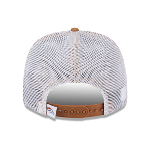 Neue Era Denver Broncos 9SEVENTY Stretch-Snap Trucker Cap in Beige, mit NFL-Logo und Mesh-Rückseite