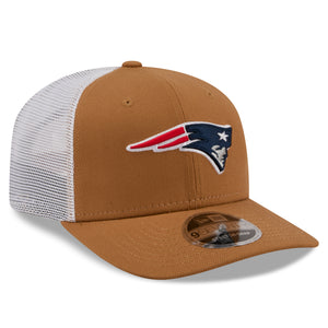 Neue England Patriots New Era 9SEVENTY Trucker Cap in Beige, mit Stretch-Snap-Verschluss und NFL-Logo auf der Vorderseite.