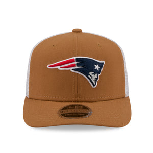 Neue England Patriots New Era 9SEVENTY Trucker Cap in beige, mit Stretch-Snap-Verschluss und NFL-Logo, sportlich und bequem.