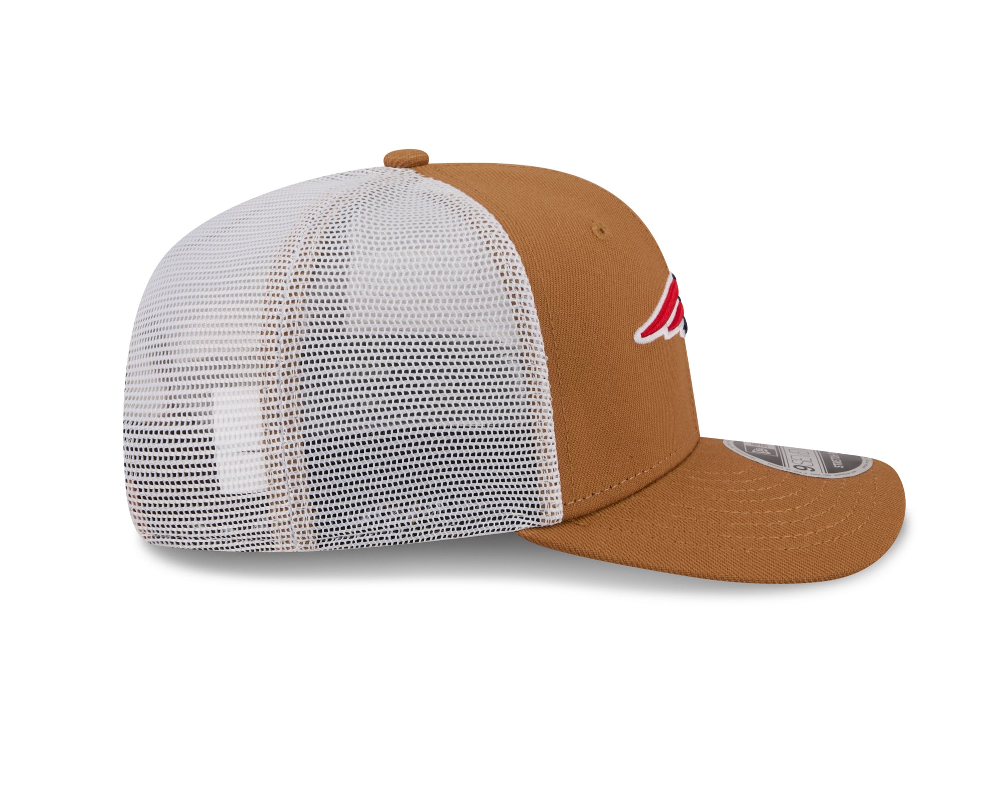 Neue England Patriots New Era 9SEVENTY Trucker Cap in Beige, mit gestreiftem Schirm und Stretch-Snap-Verschluss, seitliche Ansicht