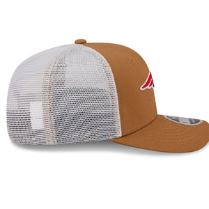 Neue England Patriots New Era 9SEVENTY Trucker Cap in Beige, mit gestreiftem Schirm und Stretch-Snap-Verschluss, seitliche Ansicht