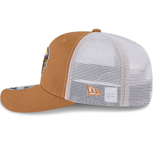 Neue Era Minnesota Vikings 9SEVENTY Trucker Cap in Beige, seitliche Ansicht mit Stretch-Snap-Verschluss, NFL-Design