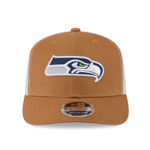 Neue Era Seattle Seahawks 9SEVENTY Stretch-Snap Trucker Cap in Beige, NFL-Logo sichtbar, mit gestreiftem Schirm