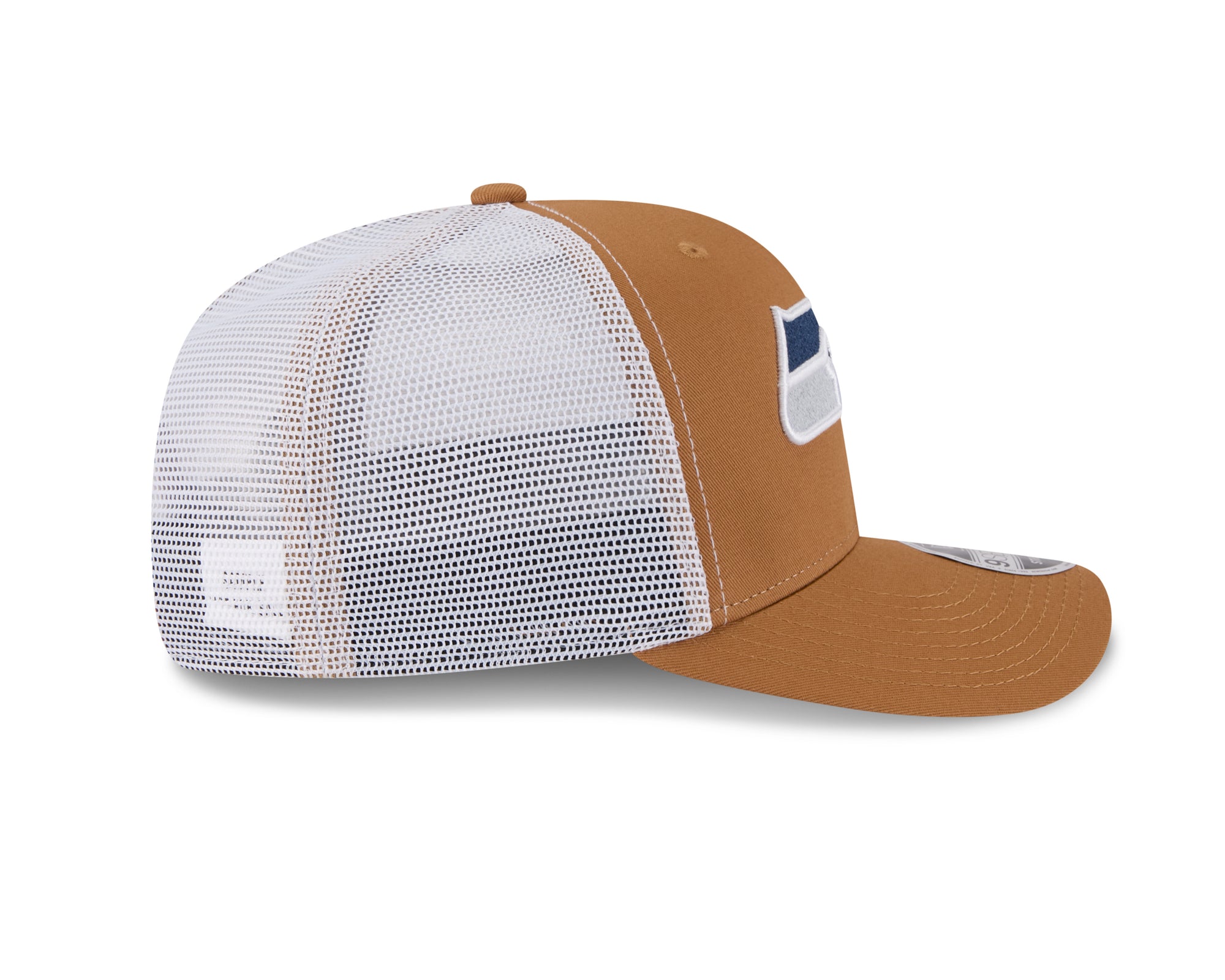 Beige New Era 9SEVENTY Trucker Cap mit NFL Seattle Seahawks Logo und Stretch-Snap-Verschluss, seitliche Ansicht