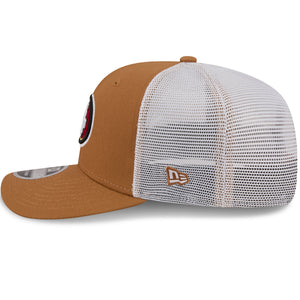 Neue Era San Francisco 49ers 9SEVENTY Trucker Cap in Beige mit Stretch-Snap-Verschluss, seitliche Ansicht