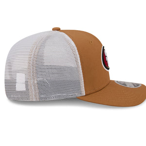 Neue Era Cap San Francisco 49ers 9SEVENTY Trucker Cap beige mit Stretch-Snap-Verschluss und NFL-Logo, seitliche Ansicht