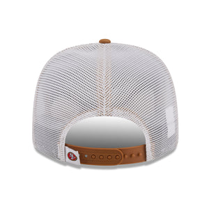 Beige New Era 49ers 9SEVENTY Trucker Cap mit Stretch-Snap-Verschluss und NFL-Logo, für Fans und Sportbegeisterte.