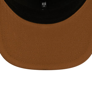 Beige New Era 49ers 9SEVENTY Trucker Cap mit Stretch-Snap-Verschluss, NFL-Logo auf der Vorderseite.