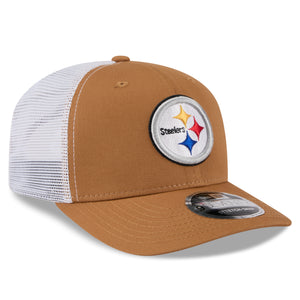 Neue Era Pittsburgh Steelers 9SEVENTY Stretch-Snap Trucker Cap in Beige mit NFL-Logo, robuste Baumwollkappe mit verstellbarem Snap-Verschluss.