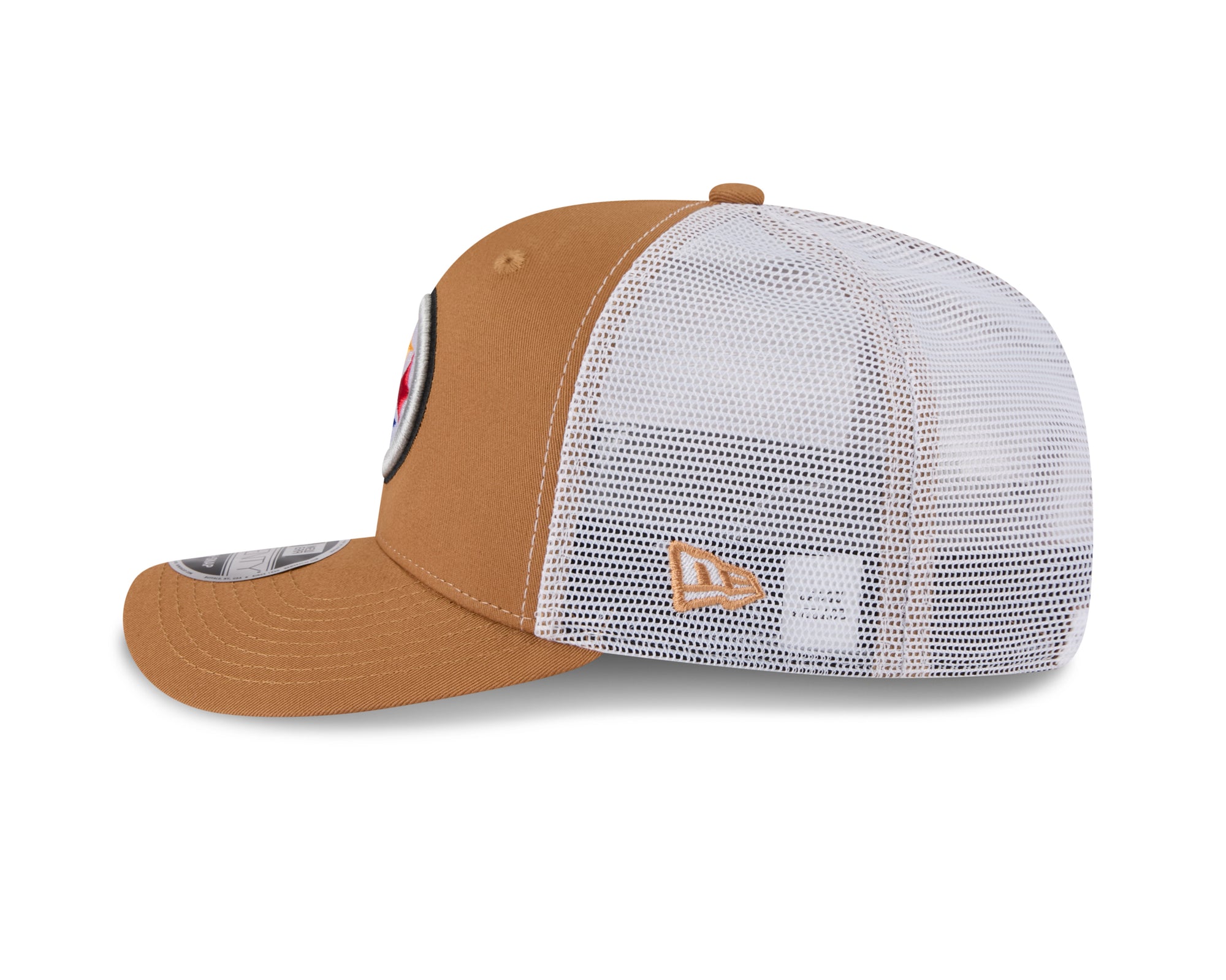 Neue Era Pittsburgh Steelers 9SEVENTY Trucker Cap in Beige, mit gestreiftem Schirm und NFL-Logo, seitliche Ansicht