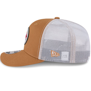 Neue Era Pittsburgh Steelers 9SEVENTY Trucker Cap in Beige, mit gestreiftem Schirm und NFL-Logo, seitliche Ansicht