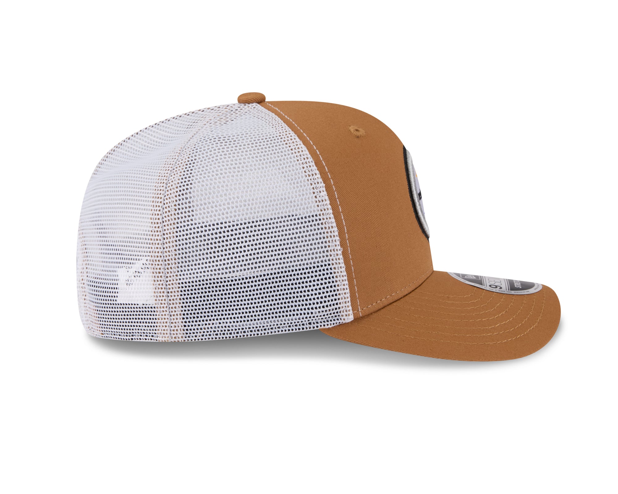 Neue Era Pittsburgh Steelers 9SEVENTY Stretch-Snap Trucker Cap in beigem Stoff mit NFL-Logo, seitliche Ansicht