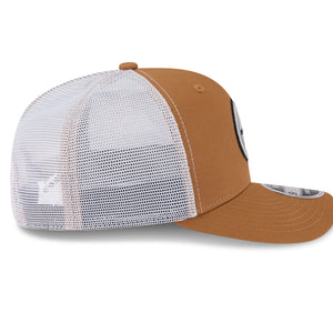 Neue Era Pittsburgh Steelers 9SEVENTY Stretch-Snap Trucker Cap in beigem Stoff mit NFL-Logo, seitliche Ansicht