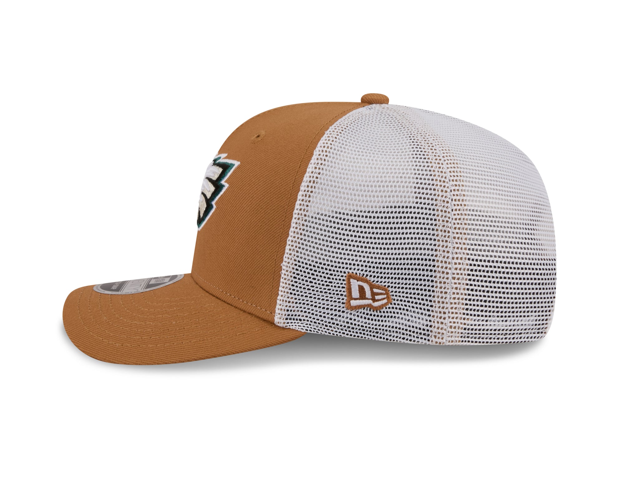 Neue Era Philadelphia Eagles 9SEVENTY Stretch-Snap Trucker Cap in Beige, seitliche Ansicht mit NFL-Logo.