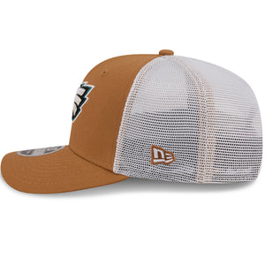Neue Era Philadelphia Eagles 9SEVENTY Stretch-Snap Trucker Cap in Beige, seitliche Ansicht mit NFL-Logo.