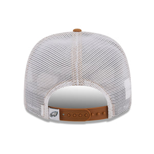 Neue Era Philadelphia Eagles 9SEVENTY Stretch-Snap Trucker Cap in beigem Design, NFL-Logo auf der Vorderseite, atmungsaktives Mesh.