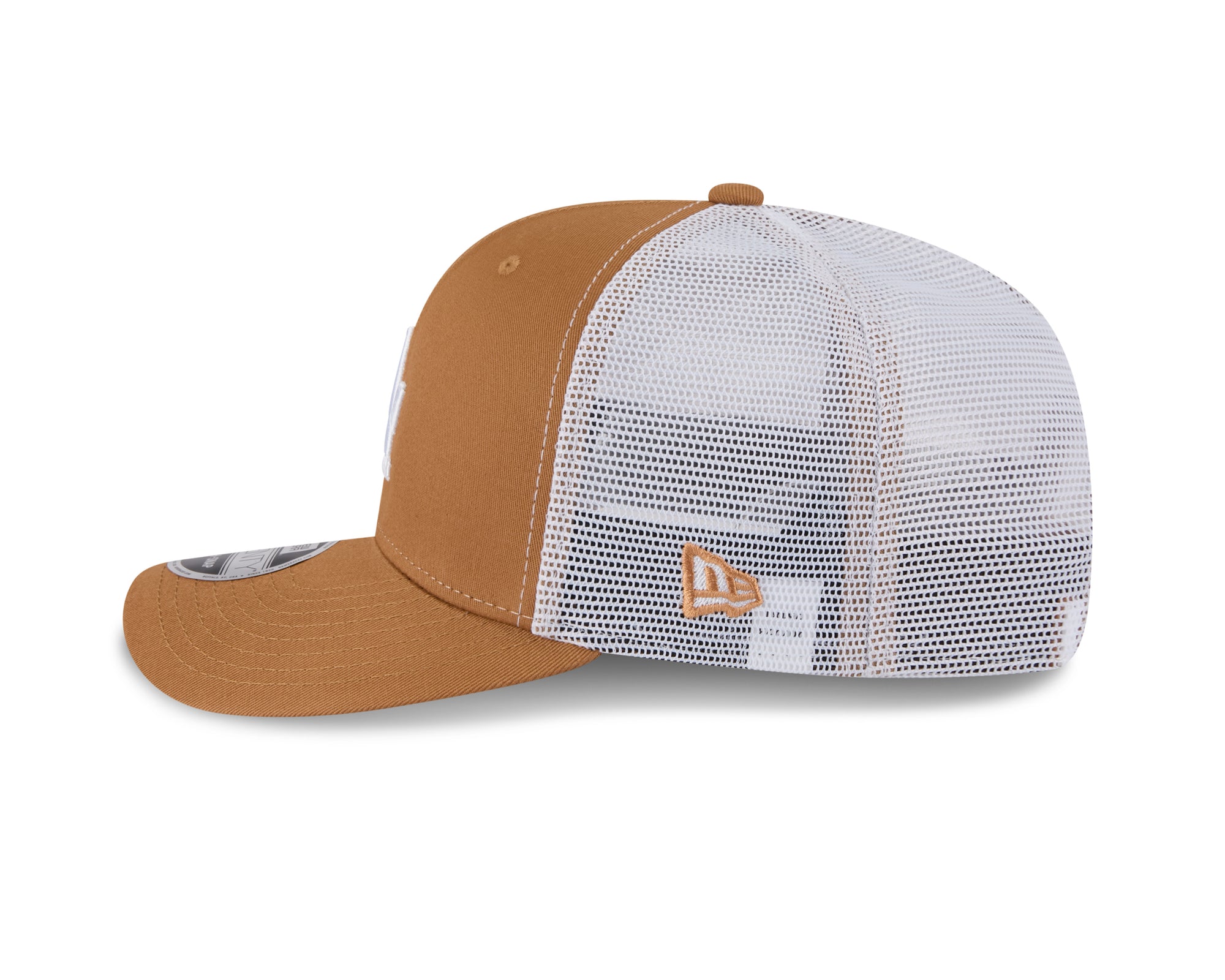 Neue Era Los Angeles Dodgers 9SEVENTY Stretch-Snap Trucker Cap in Beige, seitlicher Blick, detailreiche Ansicht