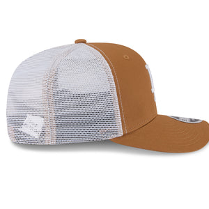Beige New Era Los Angeles Dodgers 9SEVENTY Trucker Cap mit Stretch-Snap-Verschluss, seitlicher Blickwinkel