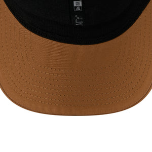 Neue Era Los Angeles Dodgers 9SEVENTY Trucker Cap in Beige, mit gestretchtem Snap-Verschluss und MLB-Logo, sichtbar im Bild