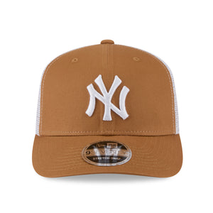 Neue York Yankees New Era 9SEVENTY Trucker Cap in Beige, Stretch-Snap, mit MLB-Logo, sichtbar im Bild