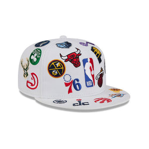 Weiße NBA Cap von NEW ERA mit Allover NBA-Logo, limitiert, 59FIFTY Modell, sportliche Baseball-Cap für Fans