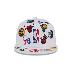 Weiße NBA Logo All Over Limited Edition New Era 59FIFTY Cap, strapazierfähige Baseballmütze mit NBA-Motiv.