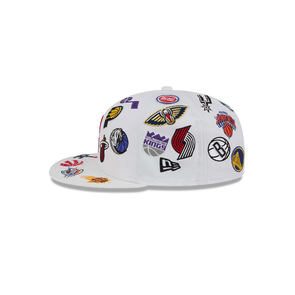 Weiße NBA Logo All Over New Era 59FIFTY Cap, limitierte Edition, detailreiche Baseballkappe mit NBA-Motiv.