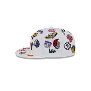 Weiße NBA Logo All Over New Era 59FIFTY Cap, limitierte Edition, detailreiche Baseballkappe mit NBA-Motiv.