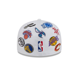 Weiße NBA Logo All Over Limited Edition New Era 59FIFTY Cap, stylische Baseballkappe mit NBA-Design, Blick auf das Logo-Muster