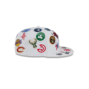 Weiße NBA Logo All Over Limited Edition New Era 59FIFTY Cap, sportliche Mütze mit NBA-Design und New Era Logo auf der Vorderseite.