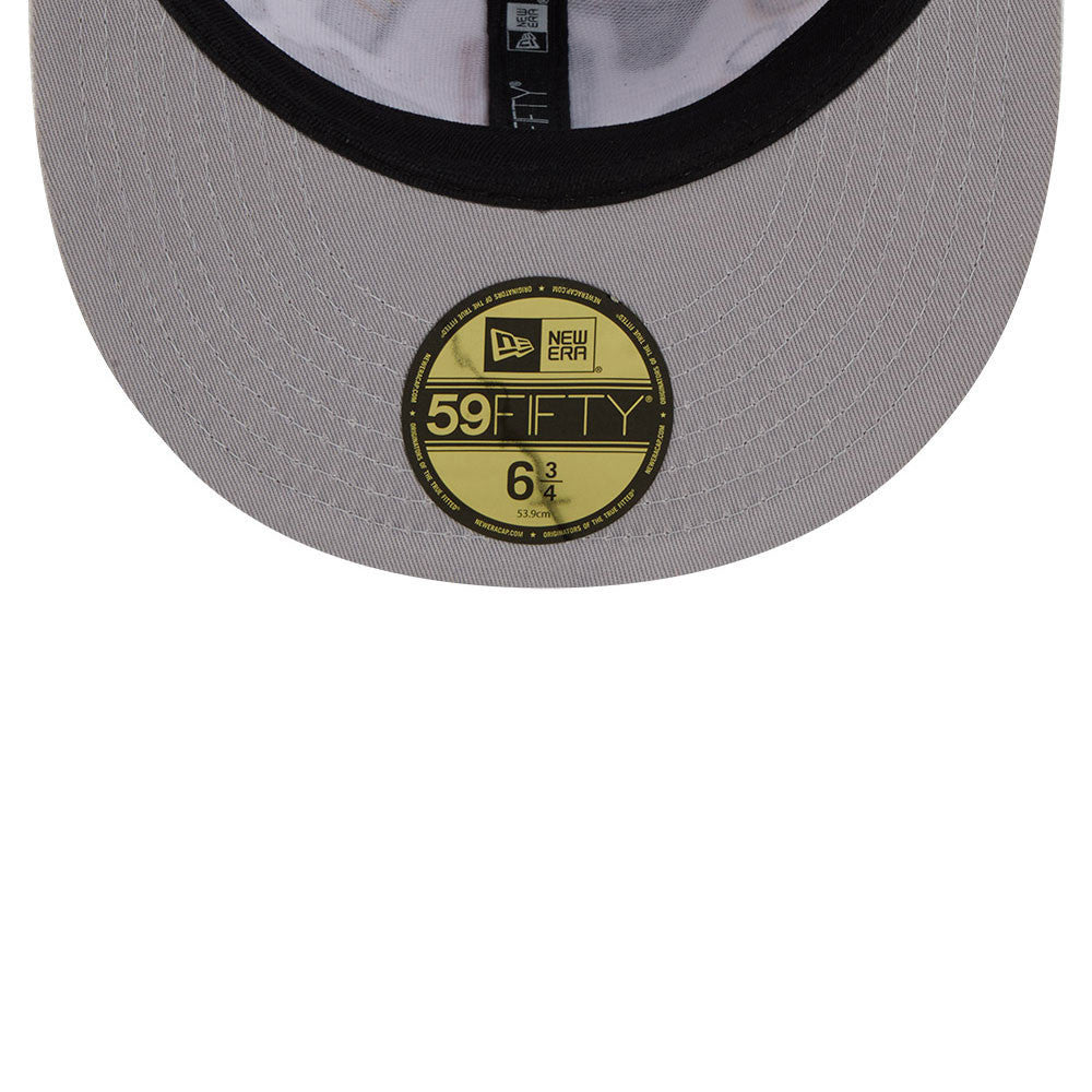 Weißer NBA Logo All Over Limited Edition New Era 59FIFTY Cap, detailreiche Kappe mit NBA-Design und Markenlogo.