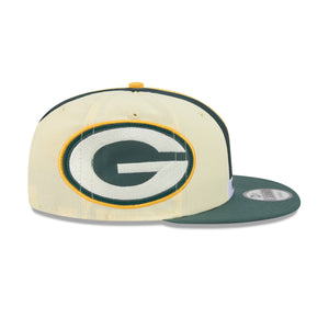 Grüne Bay Packers New Era 2026 Rivalries Limited Helmet Pack 9FIFTY NFL Cap in Beige, seitliche Ansicht