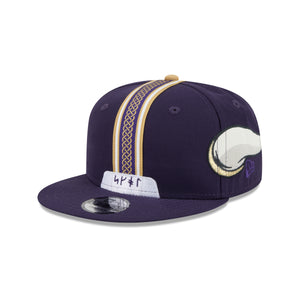 Lila New Era 9FIFTY NFL Cap mit Minnesota Vikings Rivalries Limited Helmet Pack, detailreiche Cap mit NFL-Design.
