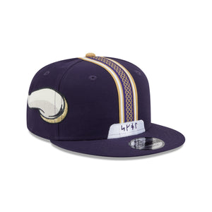 Minnesota Vikings New Era 2026 Rivalries Limited Helmet Pack 9FIFTY NFL Cap in Lila, zeigt die Cap mit Vikings-Logo und Helmtasche