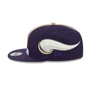 Lila New Era NFL 9FIFTY Cap mit Minnesota Vikings Rivalries 2026 Limited Helmet Pack, seitliche Ansicht