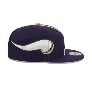 Neue Era Minnesota Vikings 2026 Rivalries NFL Cap, 9FIFTY, lila, mit Mannschaftlogo, seitliche Ansicht, limitierte Helmtasche