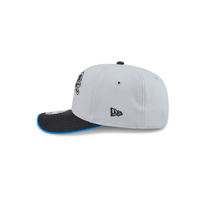 Neue Era Detroit Lions NFL Rivalries 2026 Sideline 9SEVENTY Cap in Silber Grau, mit Stretch-Snap-Verschluss, detailreiche Ansicht