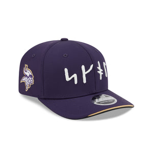 Minnesota Vikings New Era 9SEVENTY NFL Rivalries Sideline Cap in Lila, Stretch-Snap, sportliches Cap mit Vikings-Logo.
