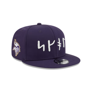 Lila NEW ERA Minnesota Vikings 2026 NFL Rivalries 9FIFTY Snapback Cap, seitliche Ansicht mit Logo und Markenetikett