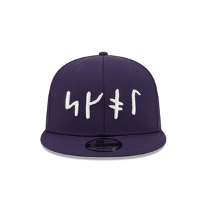 Neue Ära Minnesota Vikings 2026 NFL Rivalries Sideline 9FIFTY Snapback Cap in Lila, mit Teamlogo und strukturierter Schirm.
