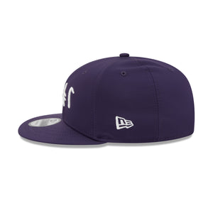 Neue Era Minnesota Vikings 2026 NFL Rivalries Sideline 9FIFTY Snapback Cap in Lila, mit Team-Logo und seitlichem Design.
