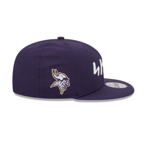 Lila New Era Minnesota Vikings 2026 NFL Rivalries Sideline 9FIFTY Snapback Cap, sichtbare Details und Logos.