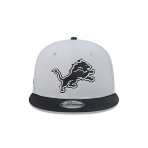 Neue Era Detroit Lions 2026 NFL Rivalries 9FIFTY Snapback Cap in Silber und Grau, sportliches Cap mit Team-Logo.