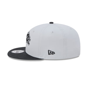 Neue Era Detroit Lions 2026 NFL Rivalries Sideline 9FIFTY Snapback Cap in Silber und Grau, mit Team-Logo und auffälligem Design
