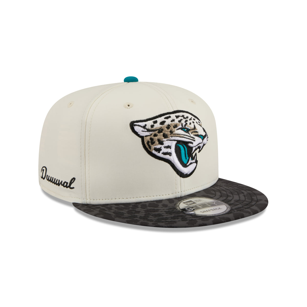 Beige NEW ERA Jacksonville Jaguars 2026 NFL Rivalries Sideline 9FIFTY Snapback Cap, auf dem Kopf getragen.