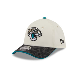 Neue Era Jacksonville Jaguars 2026 NFL Rivalries Sideline 39THIRTY Flex Cap in beigem Farbton, sportliches Cap mit Team-Logo.