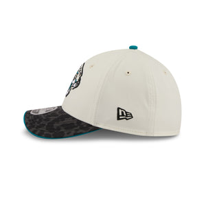 Beige New Era Jacksonville Jaguars 2026 NFL Rivalries 39THIRTY Flex Cap mit Jaguars Logo, seitliche Ansicht