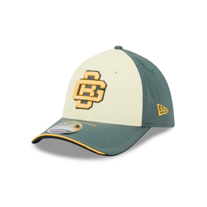 Grüne New Era Green Bay Packers NFL 2026 Rivalries Sideline 39THIRTY Flex Cap, detailreiche Cap mit Team-Logo