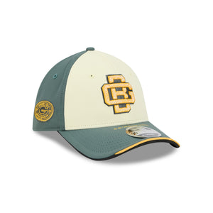 Grüne New Era Cap der Green Bay Packers 2026 NFL Rivalries Sideline 39THIRTY Flex Cap, detailreiche Teamlogos.